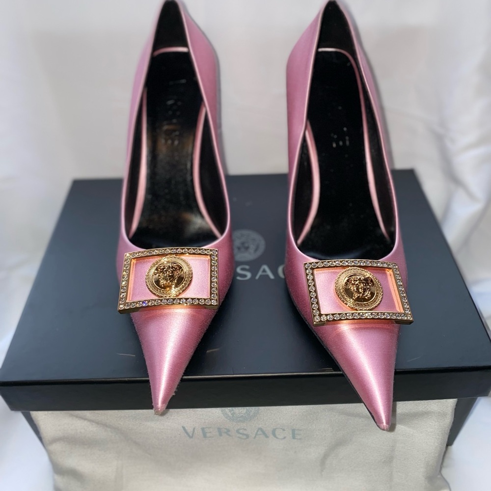 Versace Medusa Frame Pointed Toe shoe, English Rose-Versace Gold: Size 6 1/2